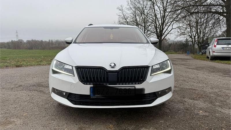 Weiß Gebraucht 2018 Skoda Superb Ambition Kombi | 8.500 € (Fairer Preis) - Bild 1/4
