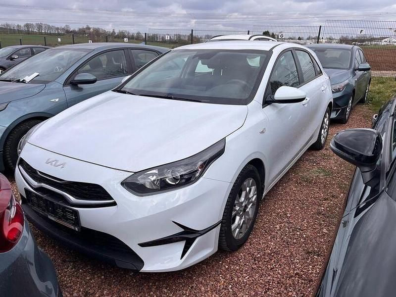 Gebraucht Kia Ceed Play 120 PS (88 kW) 2023 Weiß Kleinwagen