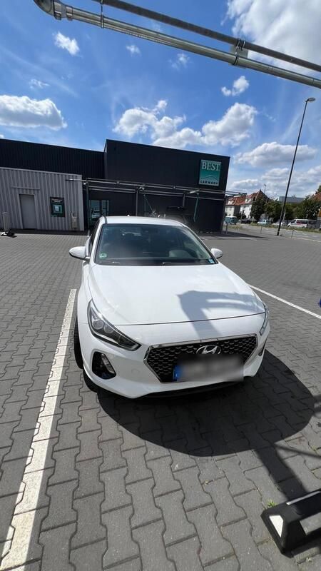 Weiß Gebraucht 2017 Hyundai i30 Comfort Limousine | 13.500 € (Teuer) - Bild 1/4