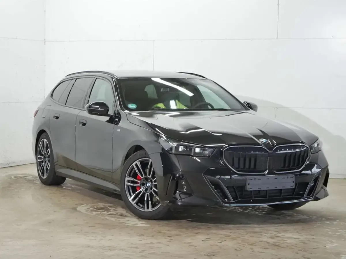 Gebraucht BMW 520 M Sport 197 PS (144 kW) 2025 Saphirschwarz metallic Kombi
