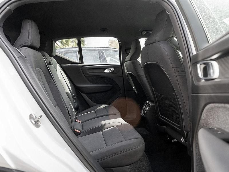 Gebraucht Volvo XC40 Core 169 kW (231 PS) 2023 Snow / metallic SUV