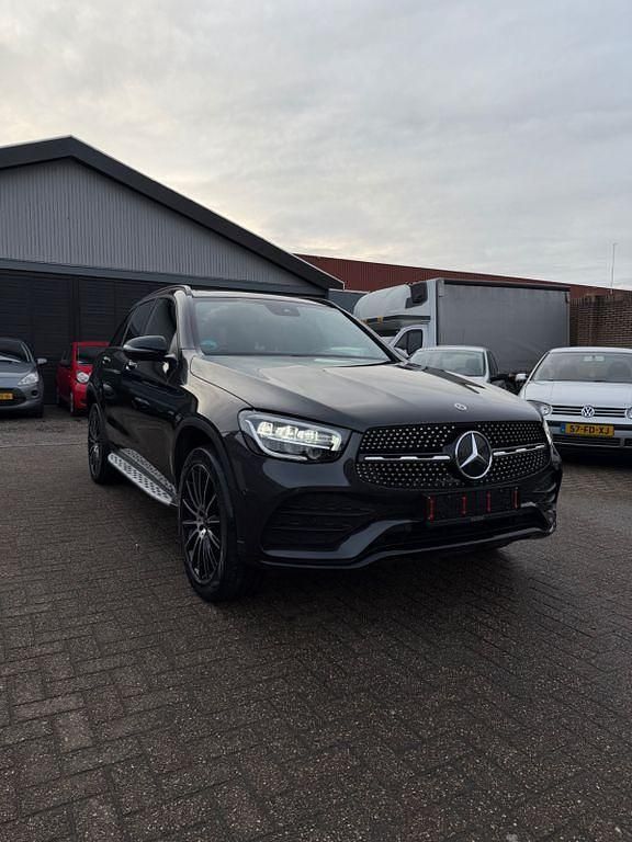 Gebraucht Mercedes GLC300e 306 PS (225 kW) 2021 Schwarz SUV