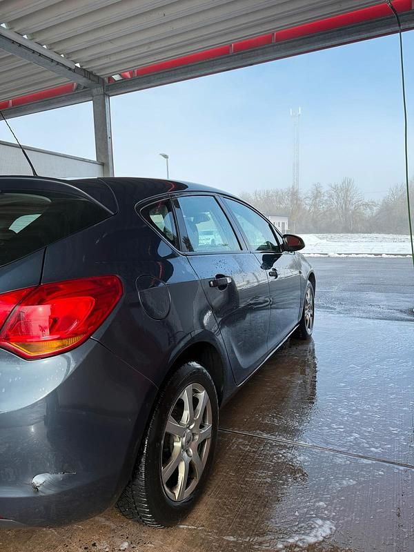 Gebraucht Opel Astra 102 PS (75 kW) 2010 Blau Kleinwagen