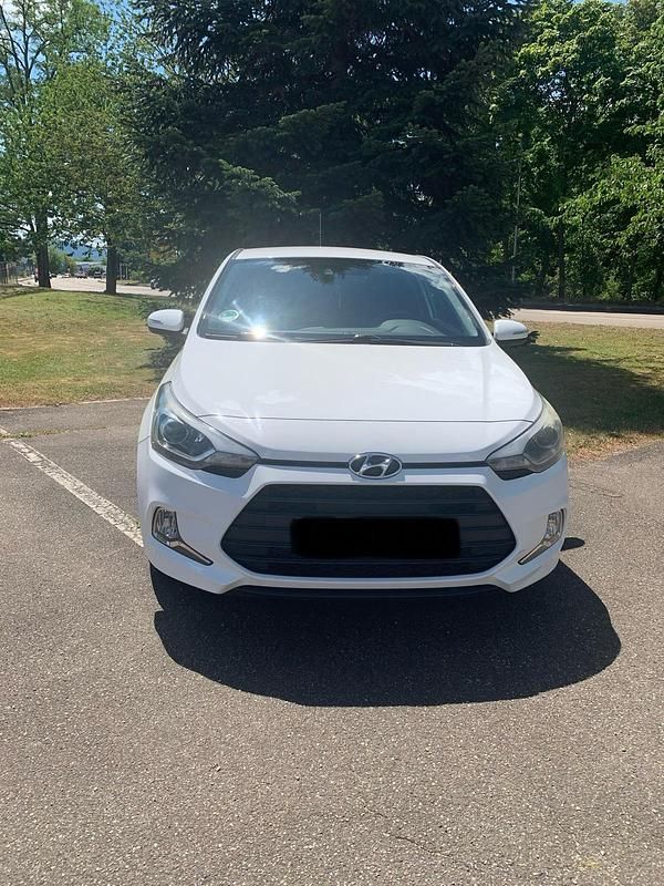 Gebraucht Hyundai i20 101 PS (74 kW) 2015 Weiß Kleinwagen