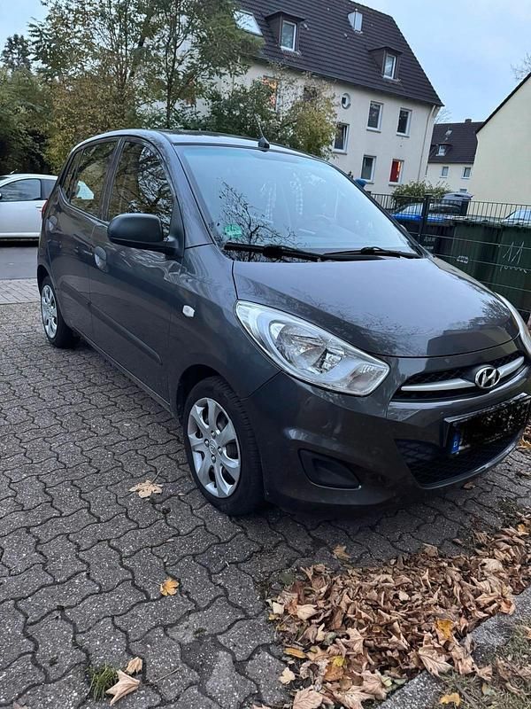 Grau Gebraucht 2012 Hyundai i10 Edition Kleinwagen | 2.690 € (Fairer Preis) - Bild 1/4