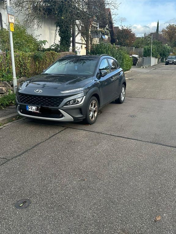 Grau Gebraucht 2022 Hyundai Kona Edition 30+ SUV | 20.250 € (Etwas zu teuer) - Bild 1/4