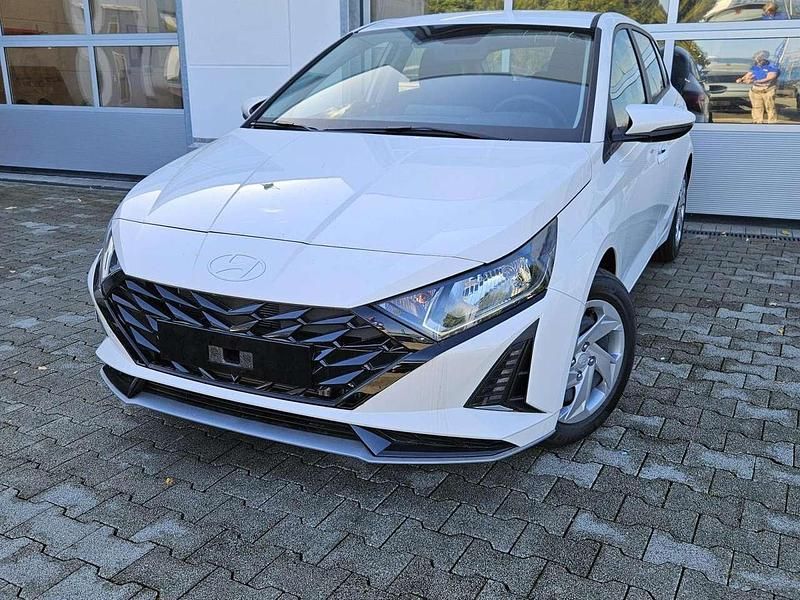 Weiß (atlas white / sol) Neu 2025 Hyundai i20 Select Limousine | 18.160 € (Superpreis) - Bild 1/4