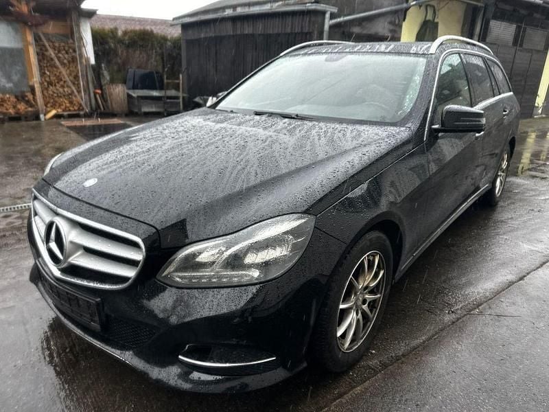 Gebraucht Mercedes E220 170 PS (125 kW) 2013 Schwarz Limousine