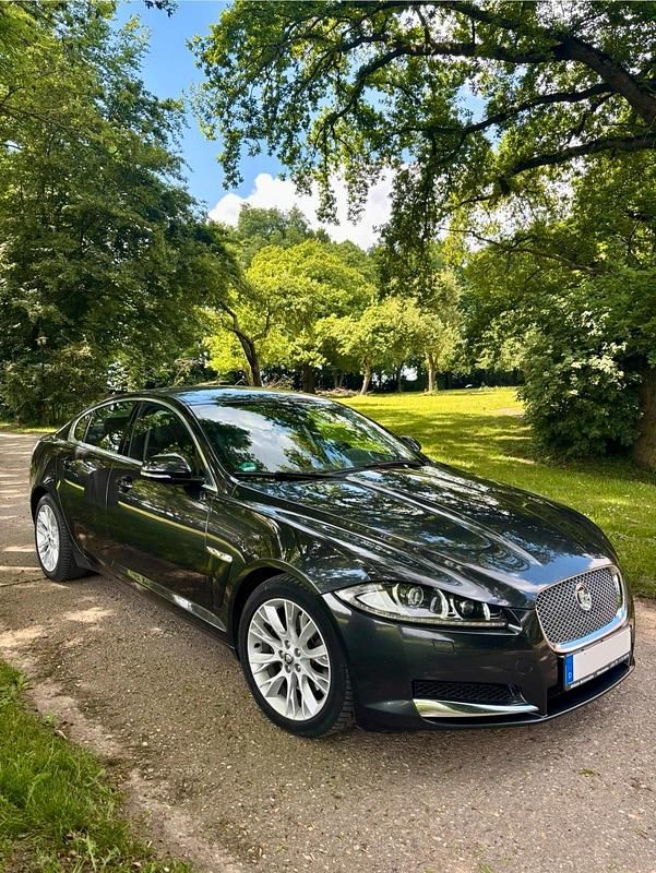 Grau Gebraucht 2012 Jaguar XF Luxury Limousine | 8.000 € - Bild 1/4
