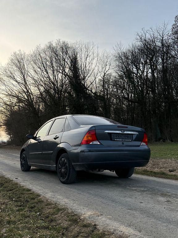 Gebraucht Ford Focus Ghia 101 PS (74 kW) 2002 Grau Limousine