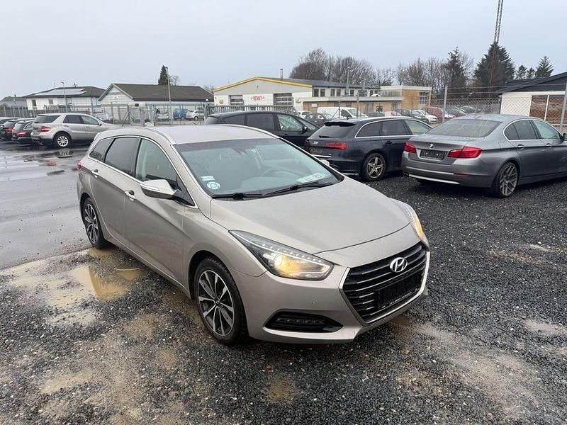 Gebraucht Hyundai i40 Premium 141 PS (103 kW) 2016 Beige Limousine