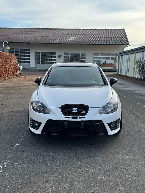 Weiß Gebraucht 2010 Cupra Leon Limousine | 10.100 € (Fairer Preis) - Bild 1/4