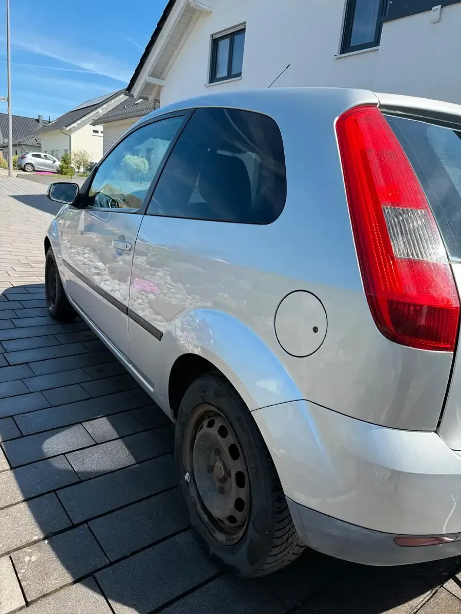 Gebraucht Ford Fiesta 65 PS (47 kW) 2005 Silber Kleinwagen