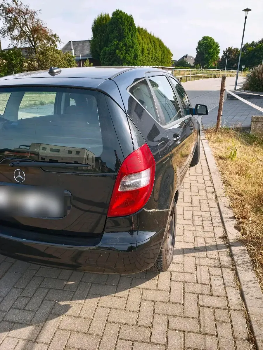 Gebraucht Mercedes A180 109 PS (80 kW) 2010 Schwarz Limousine