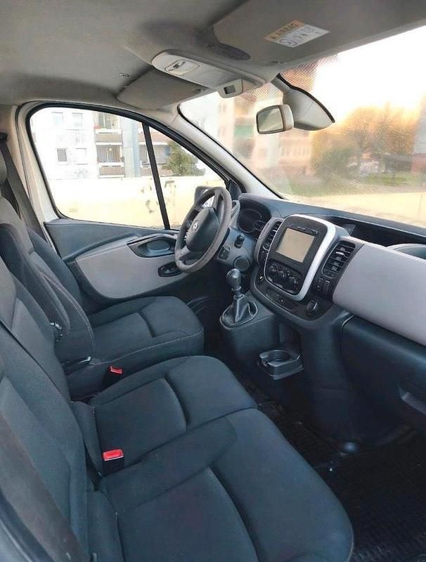 Second-hand Renault Trafic 150 CP (110 kW) 2016 Alb Monovolum