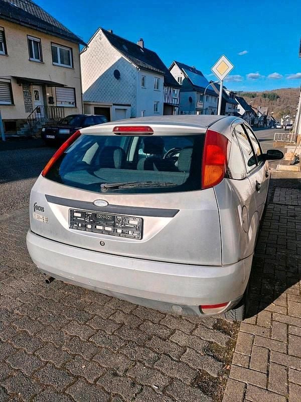 Gebraucht Ford Focus Trend 75 PS (55 kW) 1999 Silber Kleinwagen