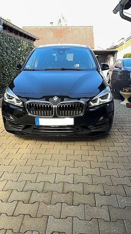 Schwarz Gebraucht 2019 BMW 220 Gran Tourer Sport Line Van / Kleinbus | 22.999 € (Fairer Preis) - Bild 1/4