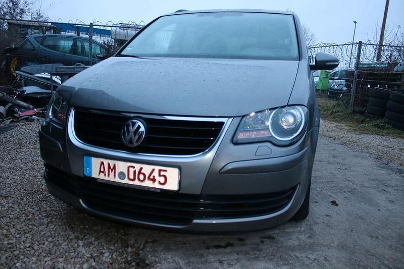 Grau Gebraucht 2010 VW Touran Freestyle Van / Kleinbus | 5.599 € (Fairer Preis) - Bild 1/4