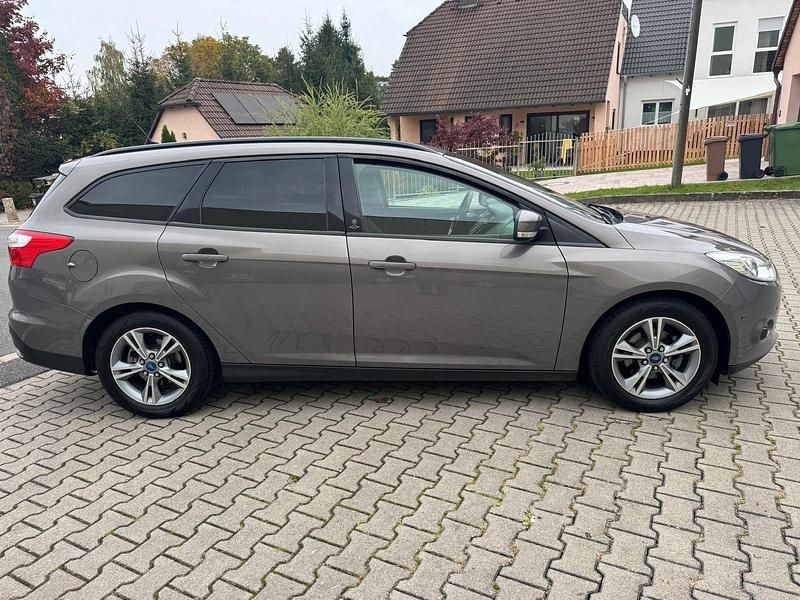 Gebraucht Ford Focus Champions Edition 101 PS (74 kW) 2013 Brisbane braun (met.) Kombi