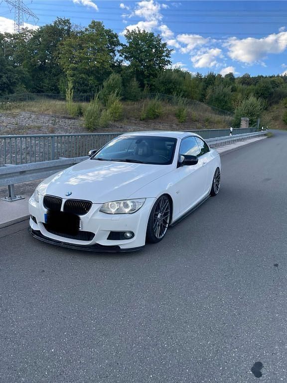 Weiß Gebraucht 2012 BMW 330 Cabriolet M Sport Cabrio | 18.900 € (Fairer Preis) - Bild 1/4
