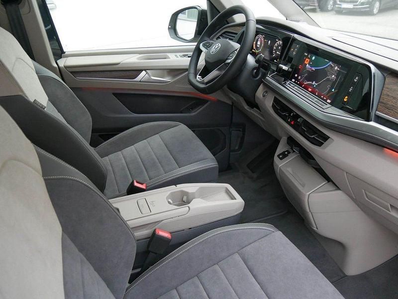 Second-hand VW Multivan Style 150 CP (110 kW) 2025 Alb Monovolum