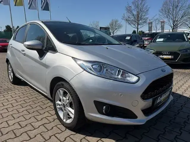 Gebraucht Ford Fiesta Celebration 101 PS (74 kW) 2016 Silber Limousine