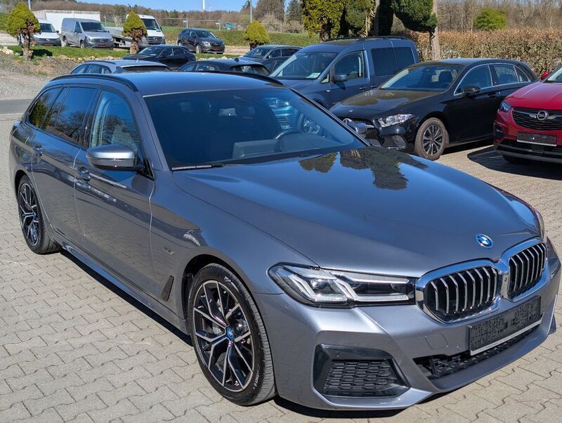 Bluestone metallic Gebraucht 2022 BMW 530e Shadowline Kombi | 36.700 € (Etwas zu teuer) - Bild 1/4