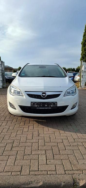 Weiß Gebraucht 2012 Opel Astra Design Edition Kombi | 1.750 € (Superpreis) - Bild 1/4
