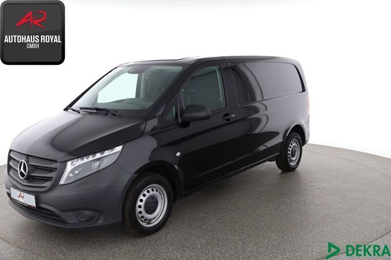 Schwarz (metallic) Gebraucht 2022 Mercedes Vito Van / Kleinbus | 31.880 € (Guter Preis) - Bild 1/4