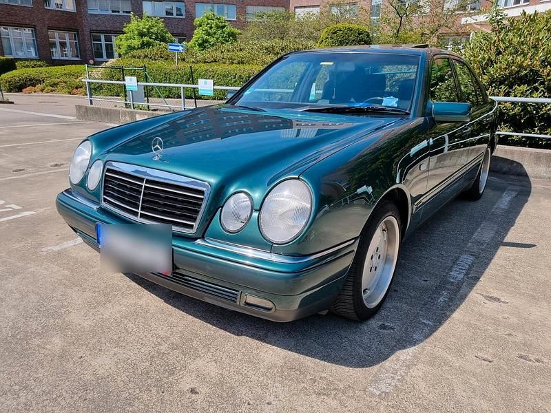 Grün Gebraucht 1998 Mercedes E200 Limousine | 1.850 € (Guter Preis) - Bild 1/4