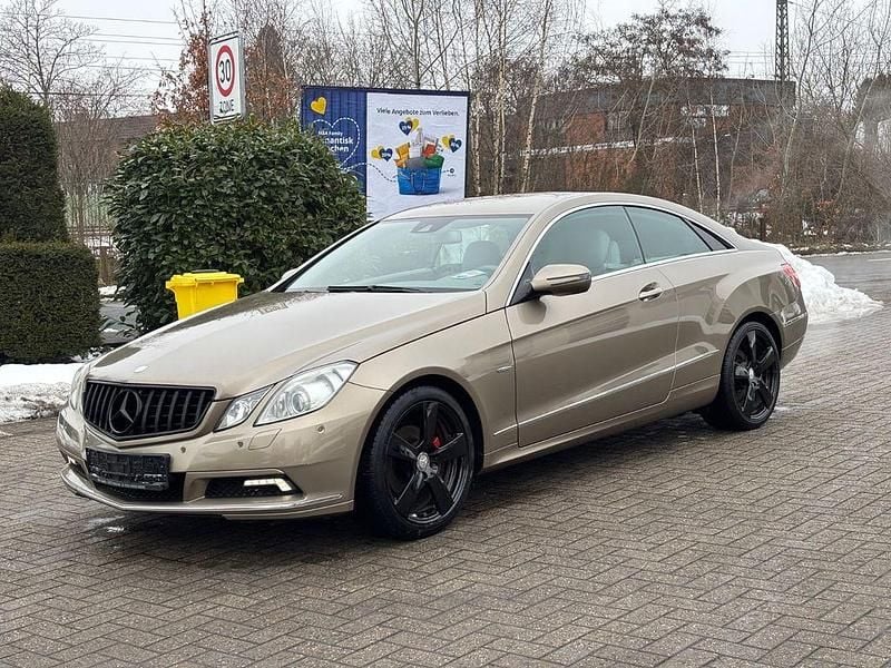 Gebraucht Mercedes E250 Avantgarde 204 PS (150 kW) 2011 Gold Coupé