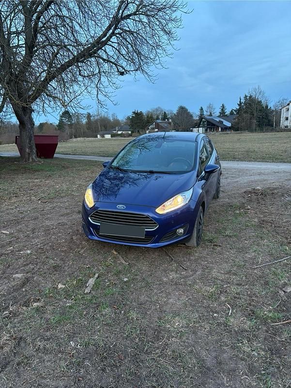 Gebraucht Ford Fiesta Titanium 125 PS (91 kW) 2016 Blau Kleinwagen