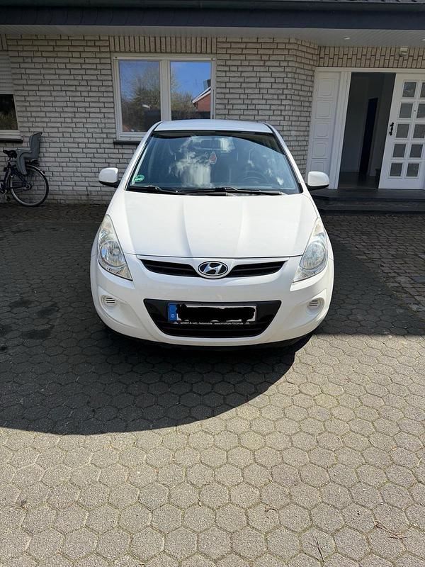 Gebraucht Hyundai i20 77 PS (56 kW) 2012 Weiß Kleinwagen