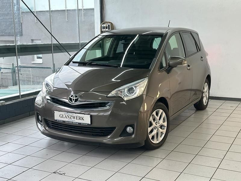Bronze Gebraucht 2015 Toyota Verso-S Club Van / Kleinbus | 7.290 € (Fairer Preis) - Bild 1/4