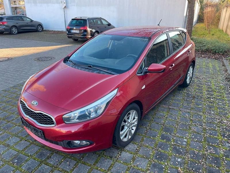 Gebraucht Kia Ceed Edition 7 99 PS (72 kW) 2012 Rot Kleinwagen