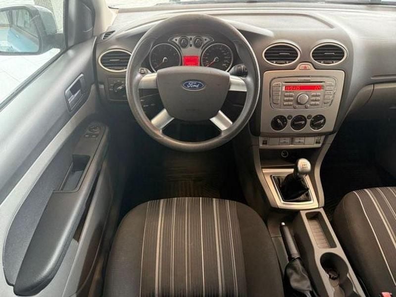 Używany Ford Focus Style 101 KM (74 kW) 2008 Szary Hatchback