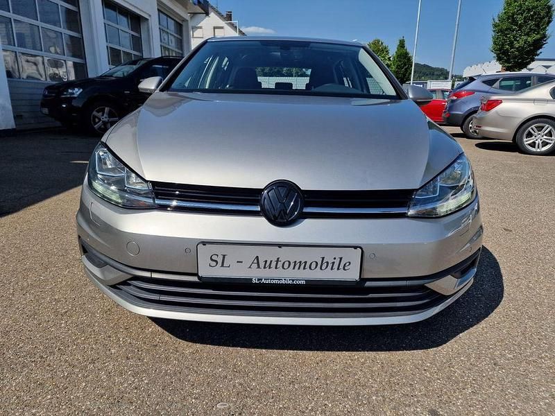 Silber Gebraucht 2017 VW Golf VII Trendline Limousine | 12.900 € (Teuer) - Bild 1/4