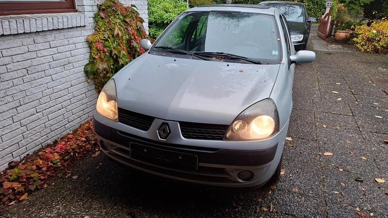 Grau Gebraucht 2001 Renault Clio II Kleinwagen | 1.450 € (Etwas zu teuer) - Bild 1/4