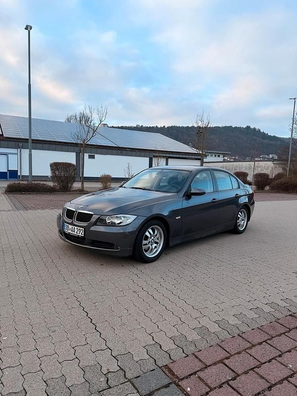 Grau Gebraucht 2005 BMW 320 Limousine | 10.799 € - Bild 1/4