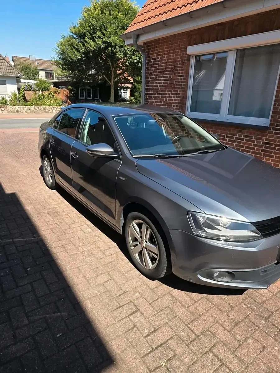 Gebraucht VW Jetta Match 122 PS (89 kW) 2012 Grau Limousine