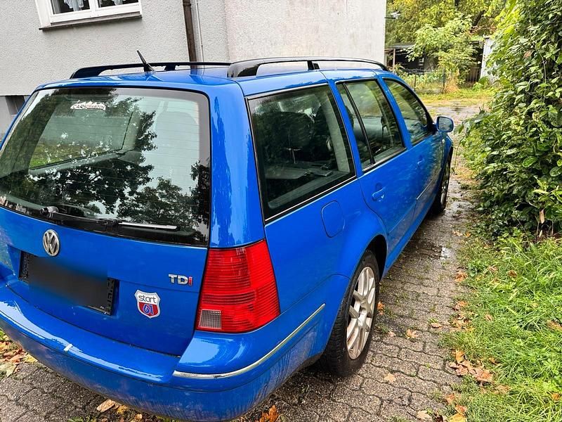 Blau Gebraucht 2002 VW Bora Limousine | 1.200 € (Teuer) - Bild 1/4