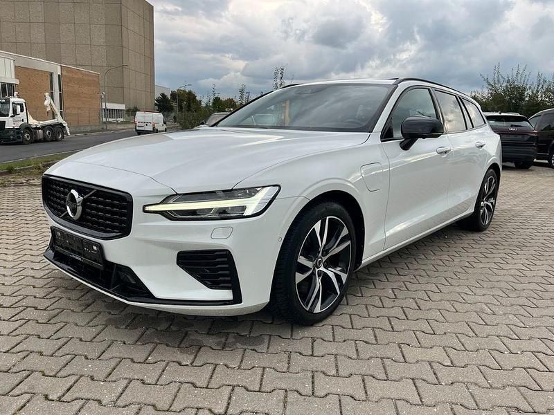 Weiß Gebraucht 2021 Volvo V60 R-Design Kombi | 31.126 € (Guter Preis) - Bild 1/4
