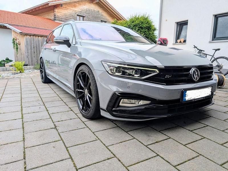 Grau Gebraucht 2020 VW Passat R-line Edition Kombi | 30.900 € (Teuer) - Bild 1/4