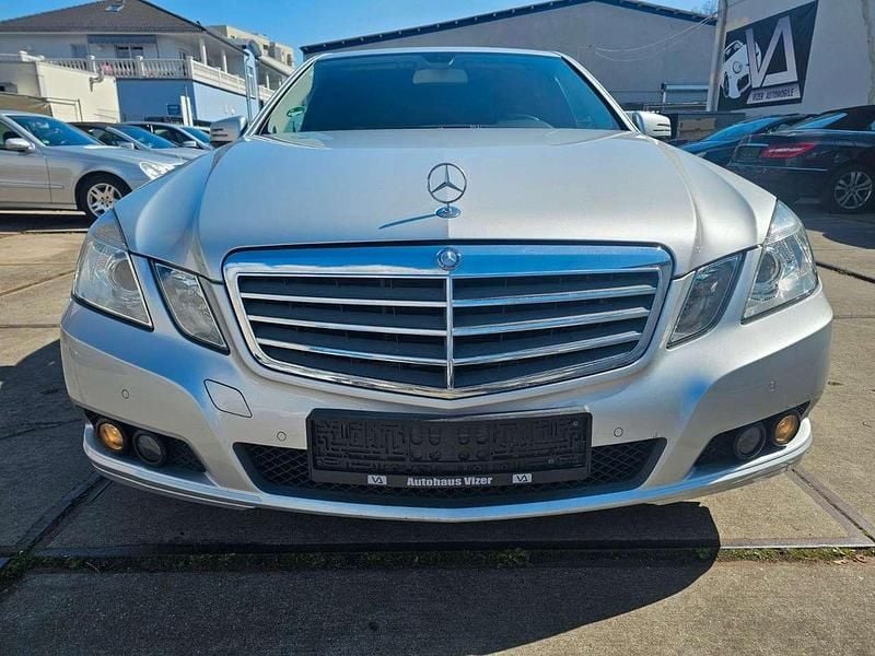 Gebraucht Mercedes E200 184 PS (135 kW) 2010 Iridiumsilber Limousine