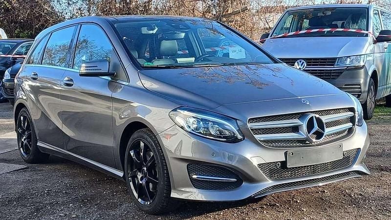 Gebraucht Mercedes B200 Urban 140 PS (102 kW) 2017 Mountaingrau Van / Kleinbus
