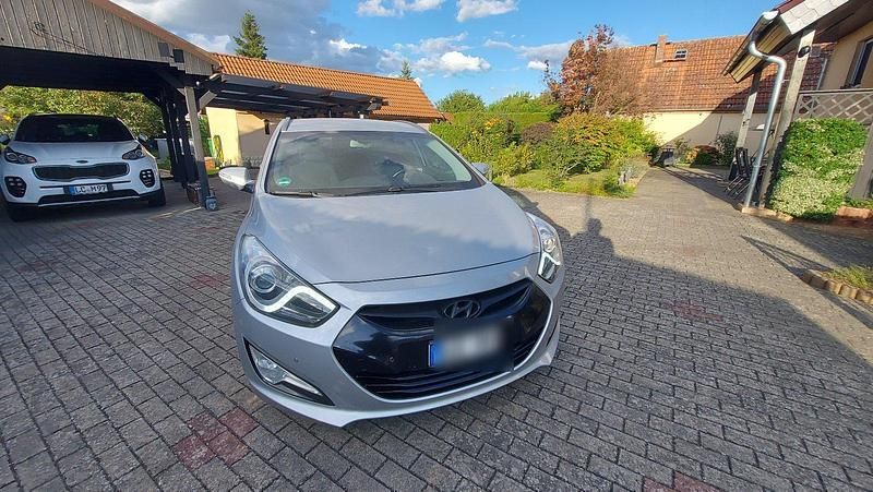 Silber Gebraucht 2011 Hyundai i40 Kombi | 7.900 € (Fairer Preis) - Bild 1/4