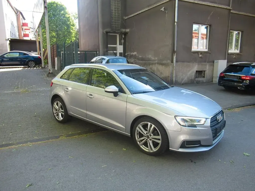 Używany Audi A3 Design 116 KM (85 kW) 2019 Srebrny Sedan/Limuzyna