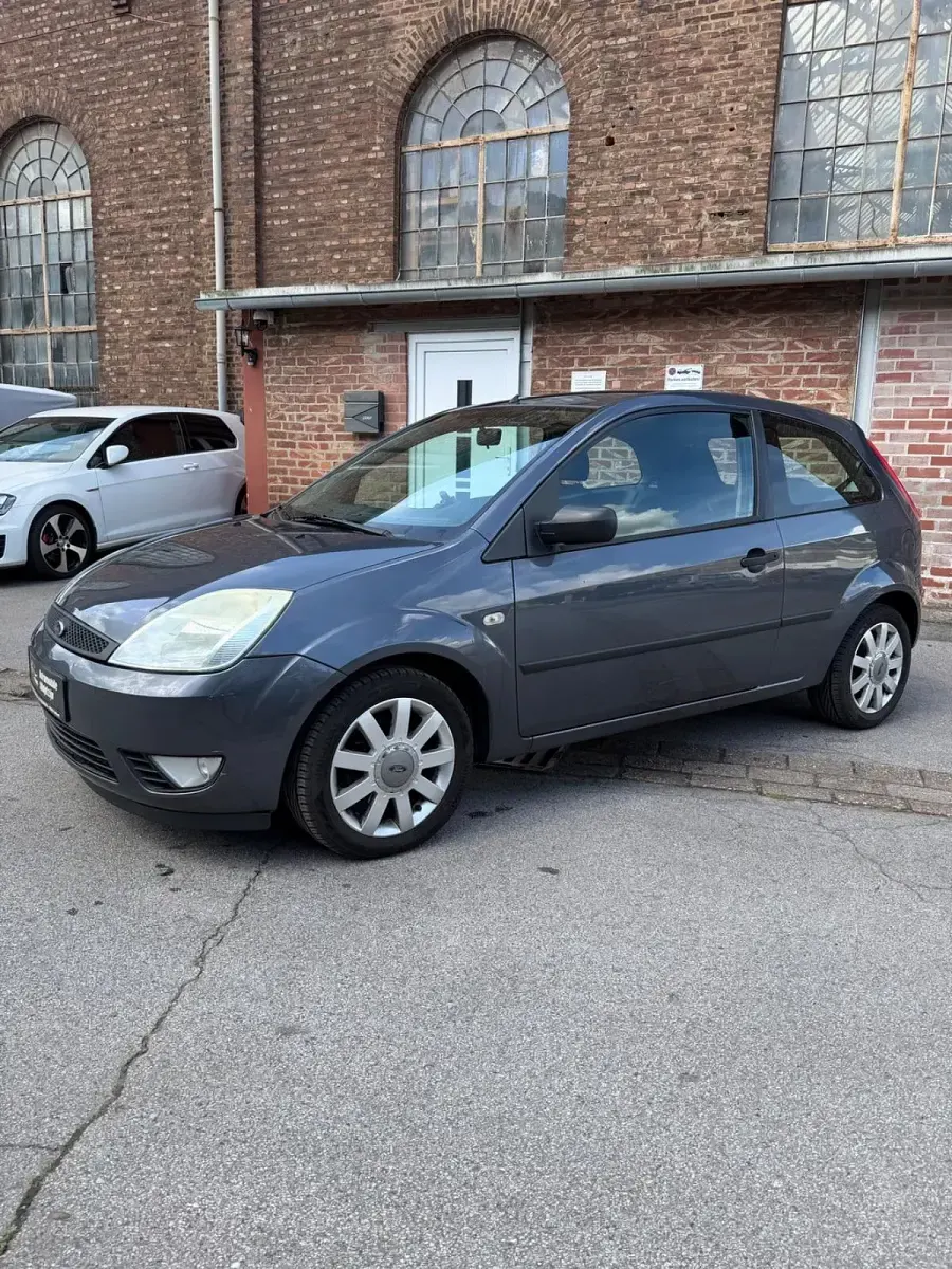 Gebraucht Ford Fiesta Trend 80 PS (58 kW) 2004 Grau Kleinwagen