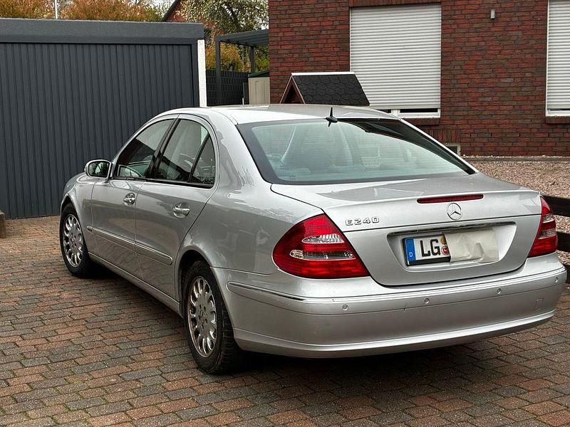 Usata Mercedes E240 177 CV (130 kW) 2004 Argento Berlina