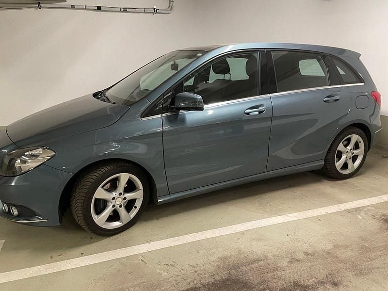 Gebraucht Mercedes B180 122 PS (89 kW) 2012 Blau Van / Kleinbus